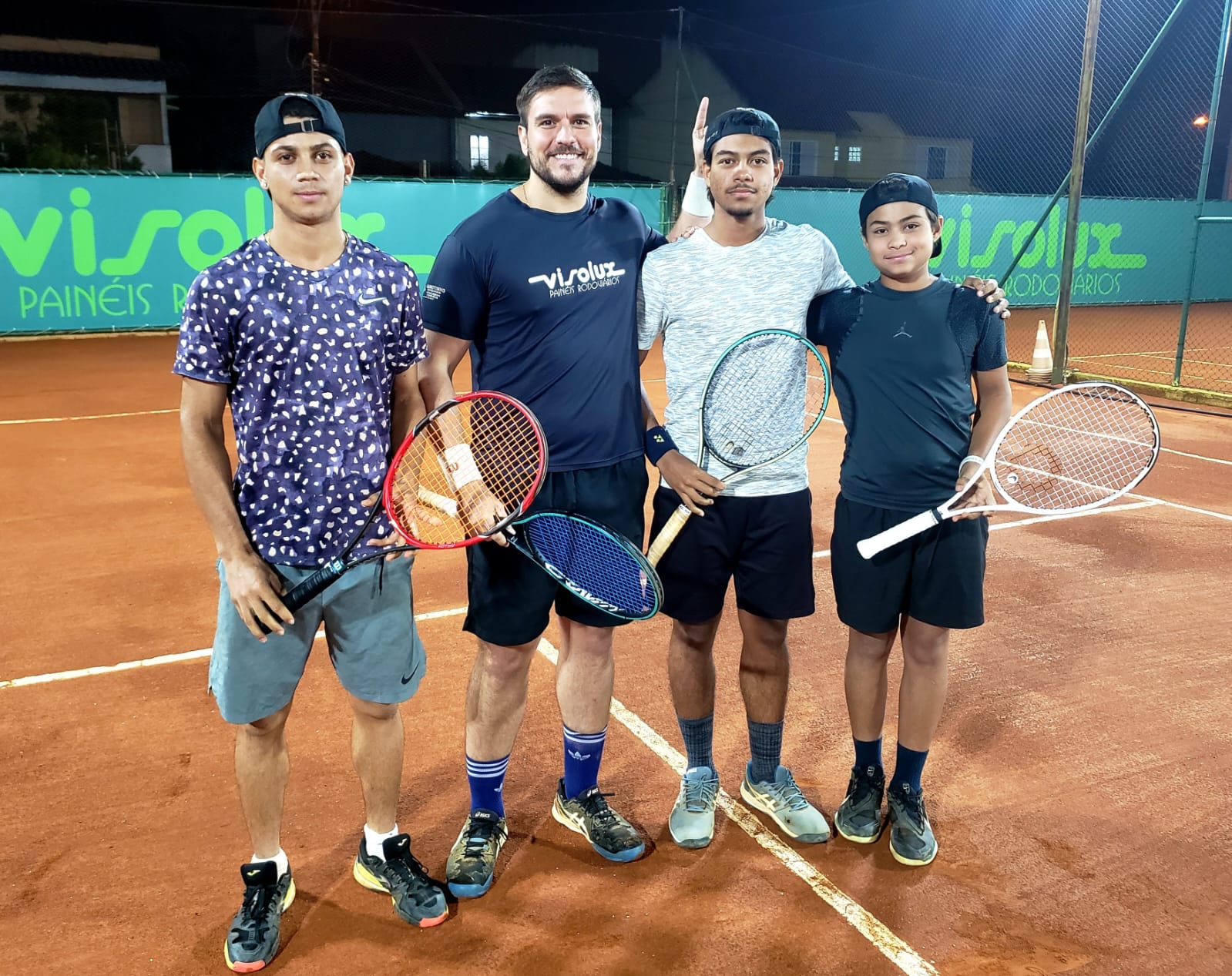 Grupo de alunos reunido na quadra após treino na Smash.