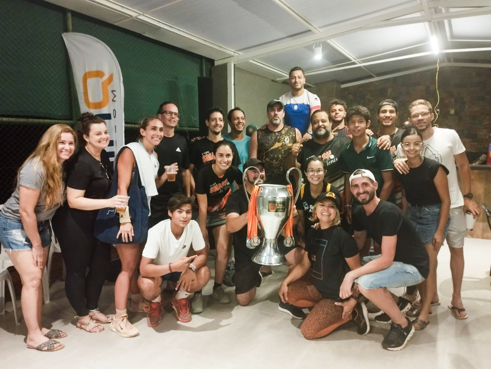 Grupo reunido em evento da comunidade Smash Tennis Center.