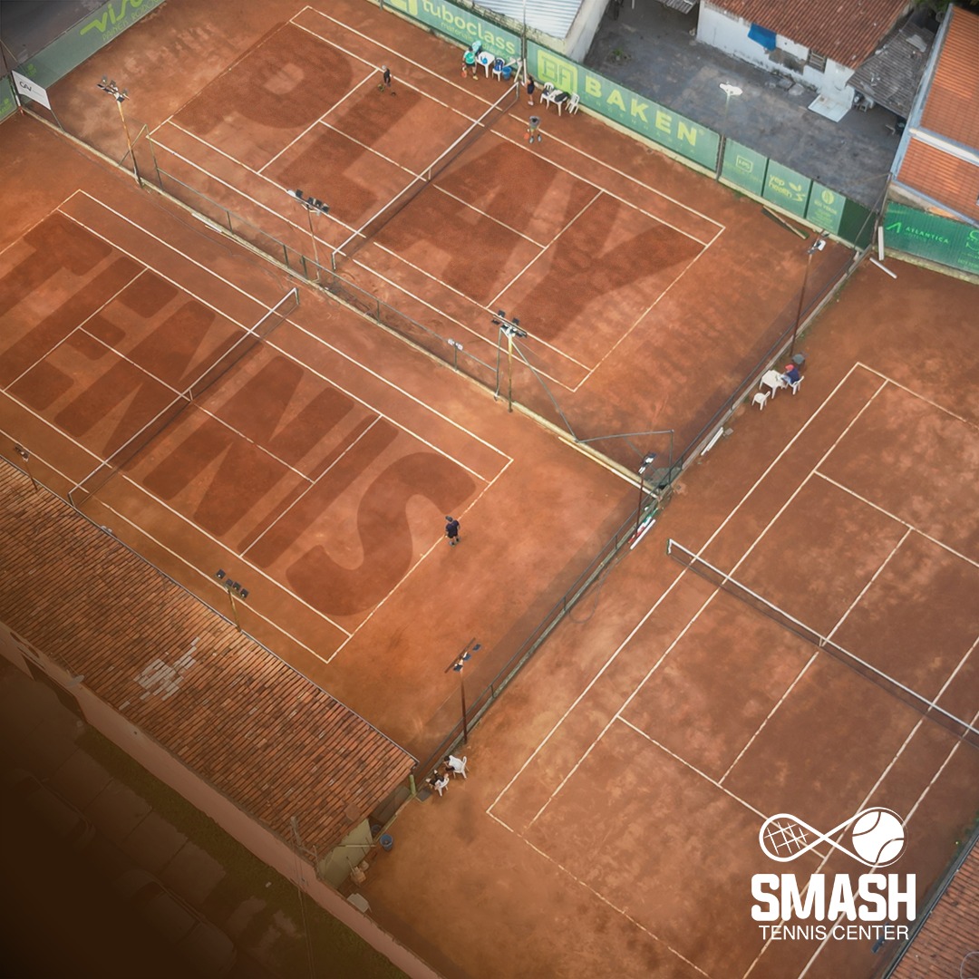 Vista aérea das 3 quadras de saibro da Smash Tennis Center.