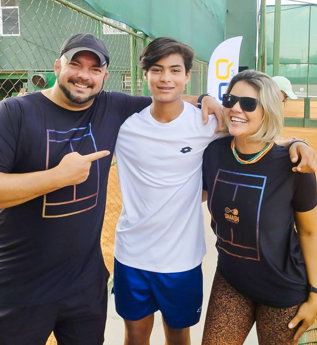 Família e aluno sorrindo juntos em momento de comunidade na Smash.