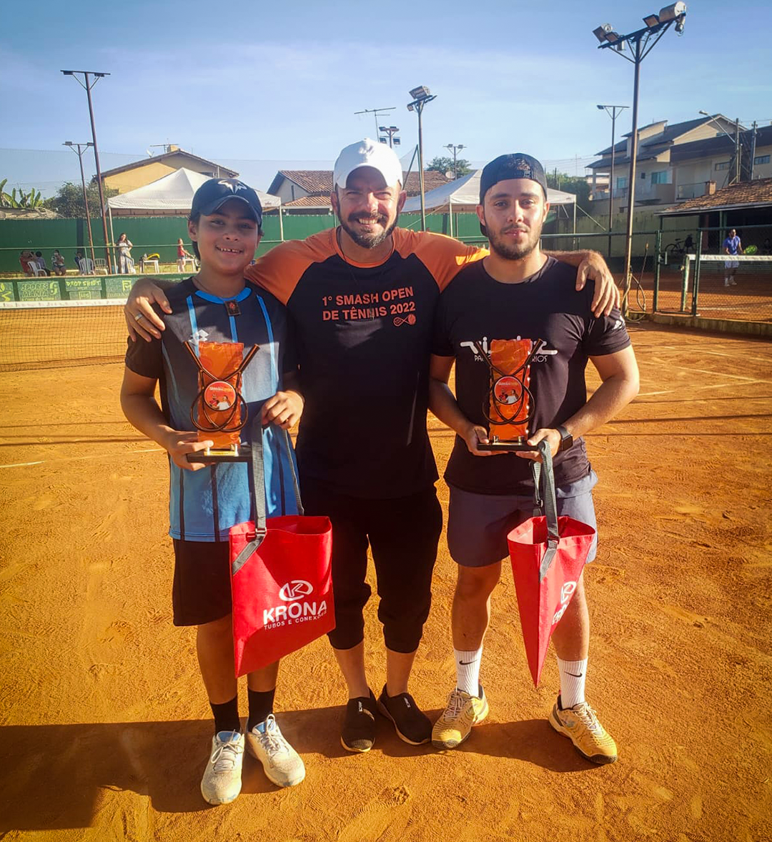 Participantes premiados em torneio sobre a quadra de saibro da Smash.